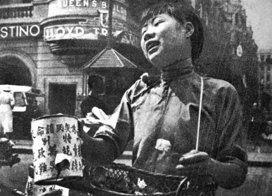 1939年一位女學生於中環賣花籌款賑濟内地难民