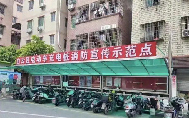 昨夜康王路小牛电动车店门前，“电鸡”又火了？