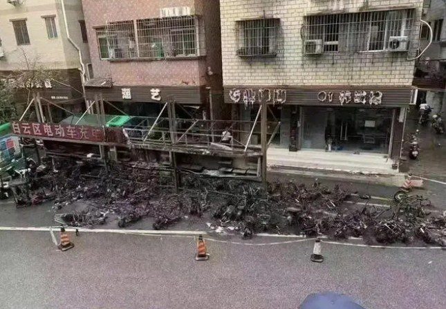 昨夜康王路小牛电动车店门前，“电鸡”又火了？