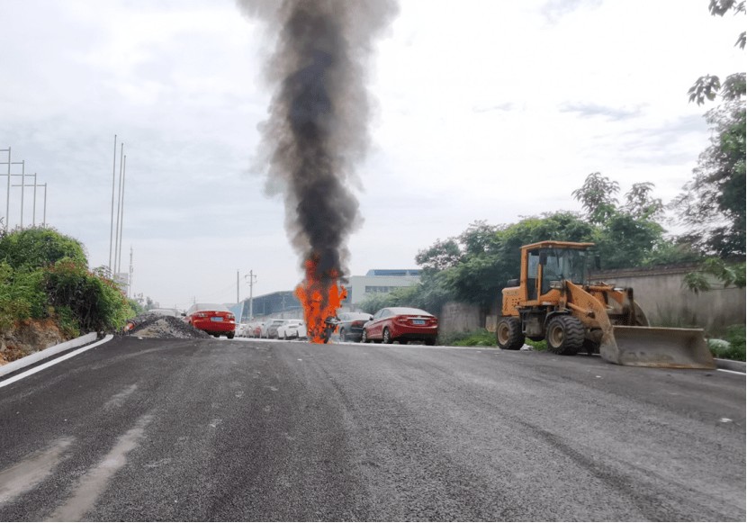 昨夜康王路小牛电动车店门前，“电鸡”又火了？