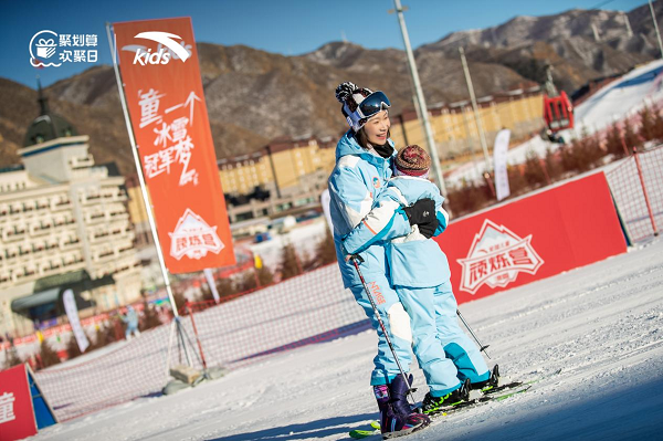 花样滑冰世界冠军张丹在陪着女儿滑雪