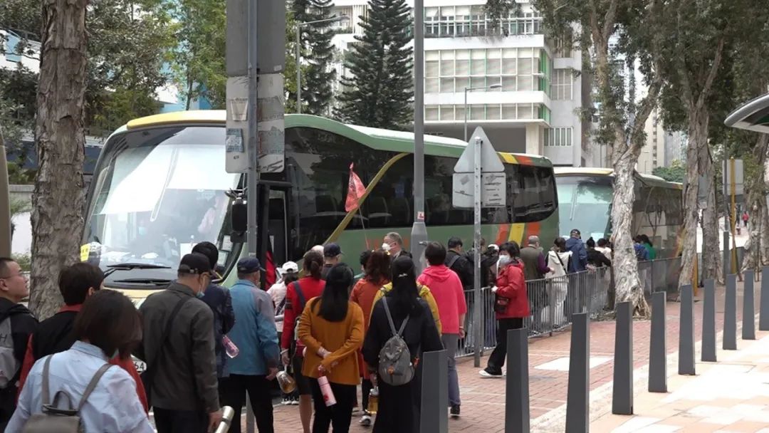 内地平价旅游团逼爆香港：公厕前吃杯面，一天跑12个景点