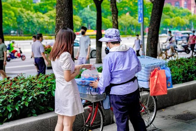 在商超众多与网购发达的今天，为何还有人踩单车卖益力多？