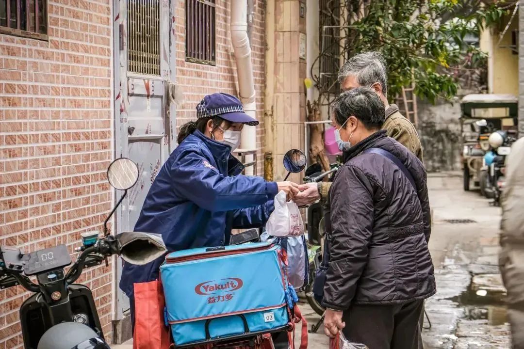 在商超众多与网购发达的今天，为何还有人踩单车卖益力多？