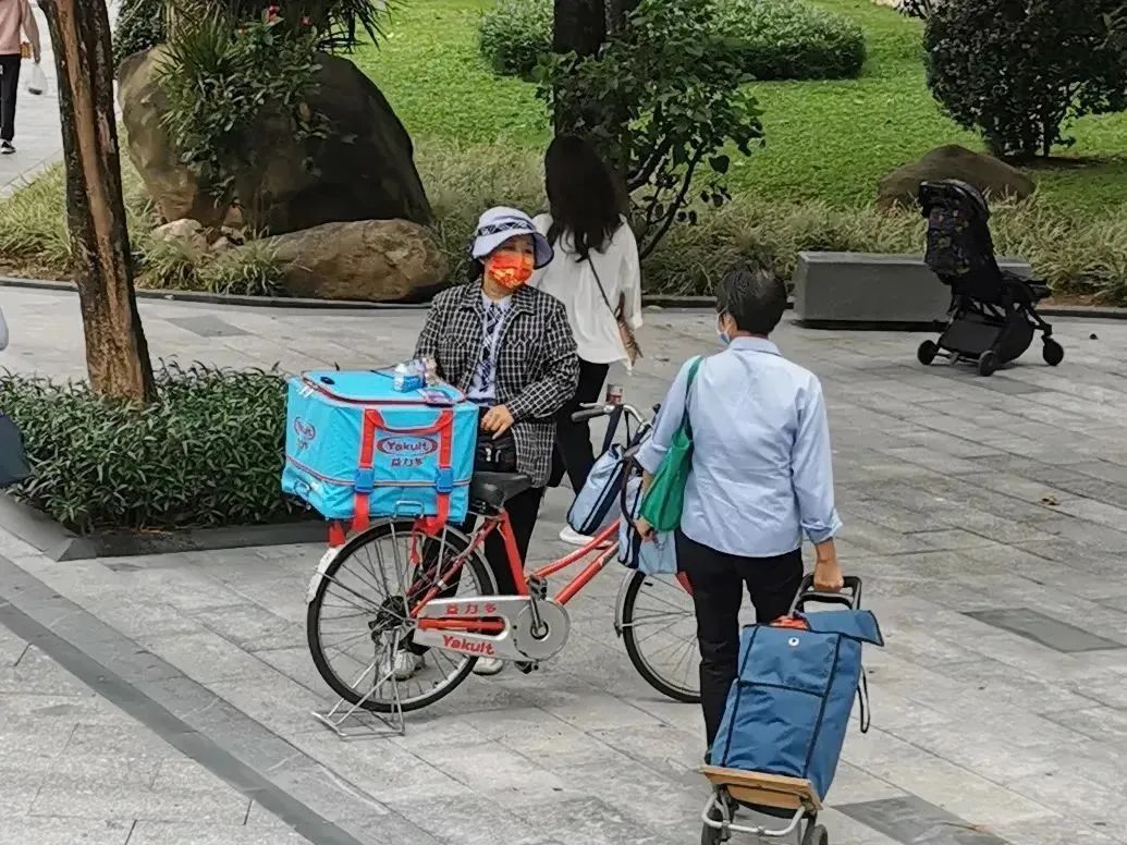 在商超众多与网购发达的今天，为何还有人踩单车卖益力多？