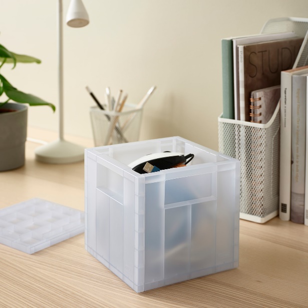 A plastic container with a mouse inside Description automatically generated