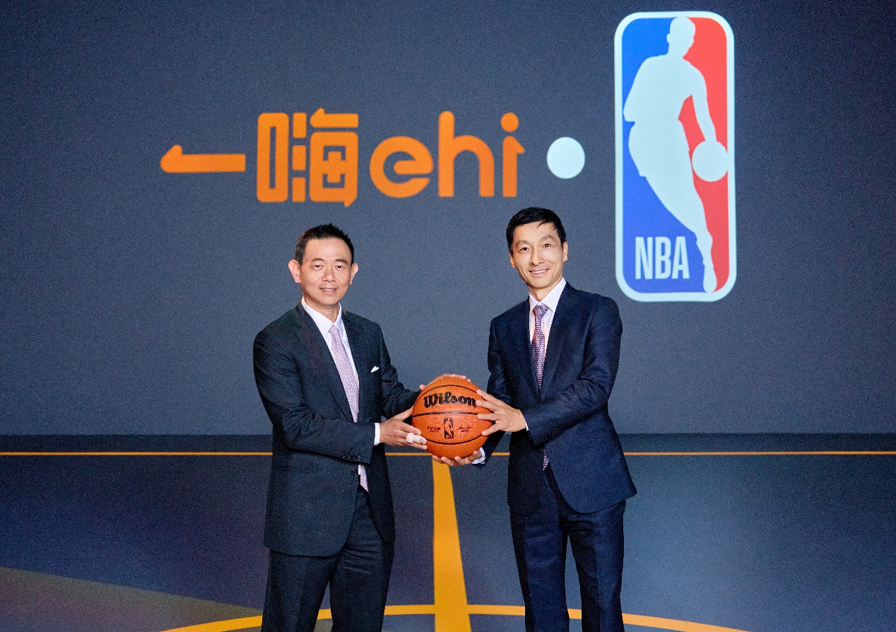 NBA中国首席商务官张文正（左）与一嗨租车创始人、董事长兼CEO章瑞平。一嗨租车供图