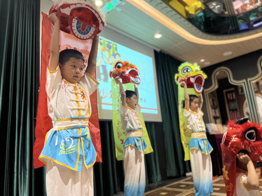 天河区华康小学的同学带来《神武少年》舞狮武术表演