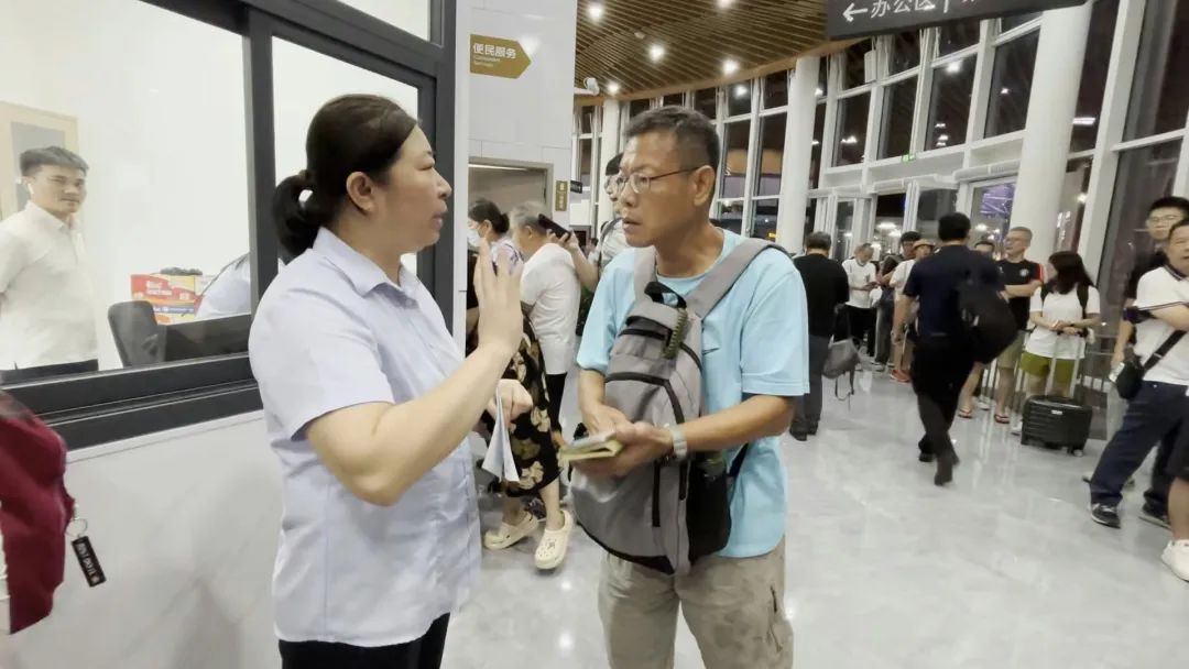 深中通道首日塞车：车主停车拍照打卡，香港旅客人在囧途