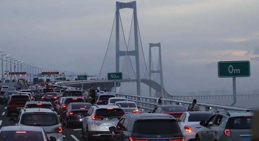 深中通道首日塞车：车主停车拍照打卡，香港旅客人在囧途