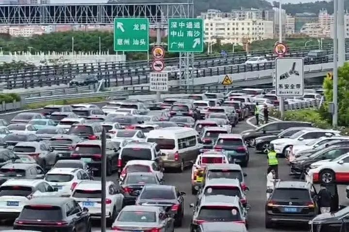 深中通道首日塞车：车主停车拍照打卡，香港旅客人在囧途